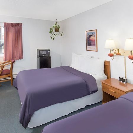 Redwood Inn Кресент-Сити Экстерьер фото